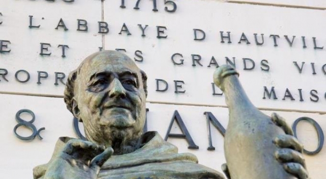 statue-dom-perignon-Epernay- Fotolia.com.jpg