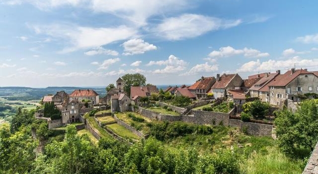 Chateau-chalon-Jura- Fotolia.com.jpg