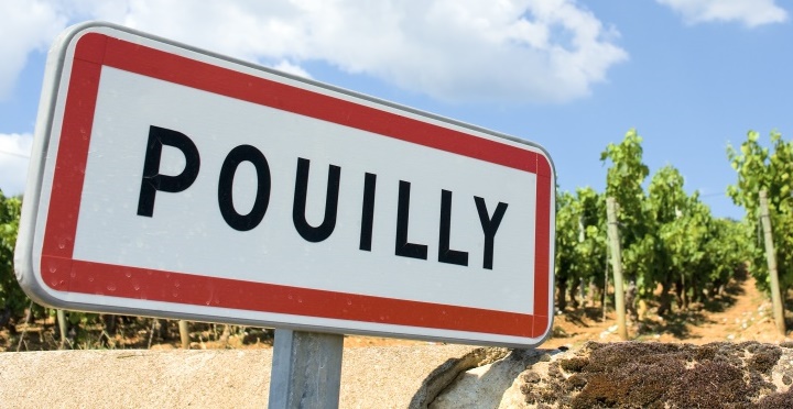 Panneau d'entrée du village de Pouilly, célèbre dans le monde viticole