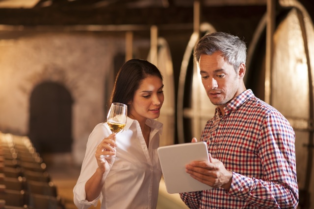 couple dégustant du vin lors d'une visite à la propriété