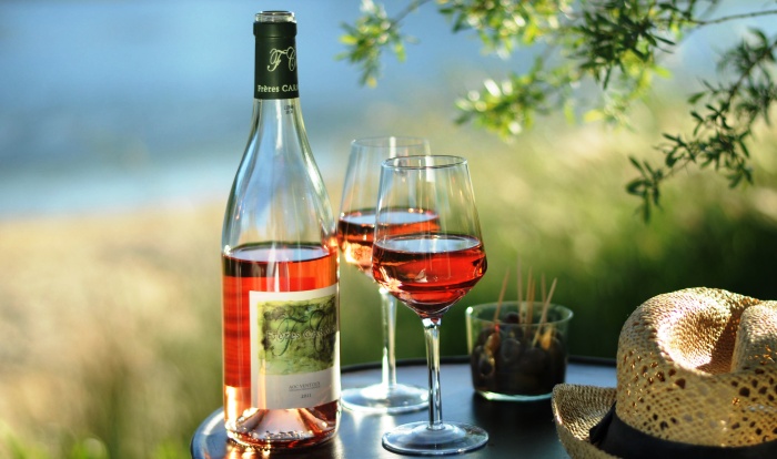 bouteille et verre de rosé servis à l'apéritif