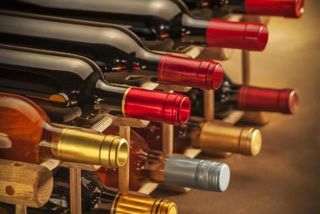 Achat de vins : bouteilles alignées sur une étagère