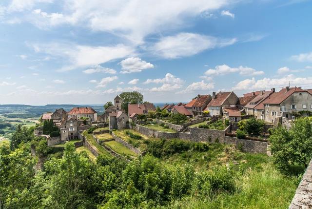 Chateau-chalon-Jura- Fotolia.com.jpg village de Château-Châlon dans le Jura, appellation viticole château-châlon