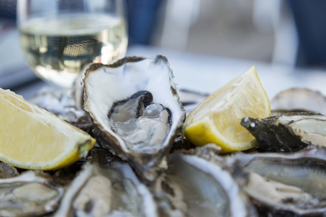 Vin et plateau de fruits de mers