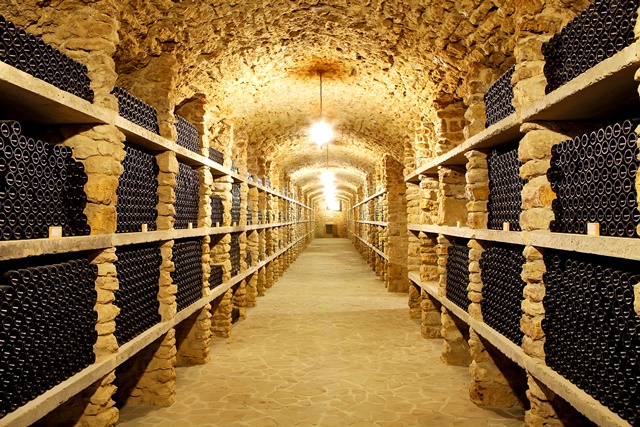 Vieux cellier à vins ; cave à vins