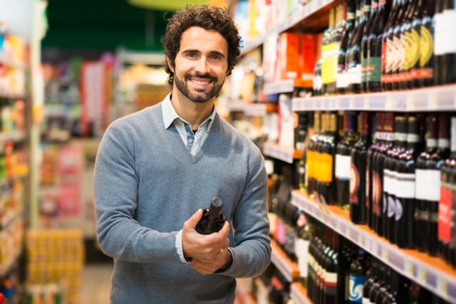 jeune-homme-choissant-vin-supermarche- credit Minerva Studio - Fotolia.com.jpg