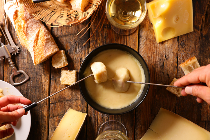 C'est le moment de fondre pour la fondue savoyarde ! : Femme