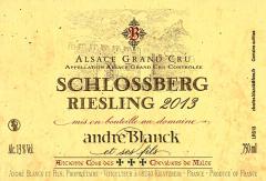 La famille Blanck choie le grand cru de son village de Kientzheim, dont elle détient une parcelle importante (3,5 ha). Sur ce coteau granitique, le riesling est prépondérant. Ici, un 2011, entre fleurs blanches, agrumes et note pétrolée caractéristique du cépage. Franc à l'attaque, gras, frais, minéral et persistant, un vin bien né, qui atteint son apogée. (Sucres résiduels : 10 g/l.)