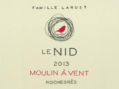 Encore un peu timide au premier nez, le vin libère à l'agitation des arômes de fruits confiturés aux légers accents épicés légués par un passage de onze mois en fût. La bouche est bien structurée, mais sans rien de massif, tonifiée par une juste fraîcheur qui donne de l'allonge à l'ensemble.