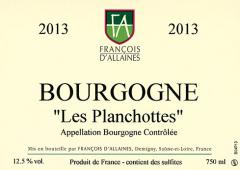 Après dix-huit mois partagé entre fût et demi-muid, ce 2013 présente un nez racé, porté sur le cèdre et le clou de girofle. En bouche, il apparaît encore sous l'emprise du bois, mais on sent à l'arrière-plan une belle matière appuyée par des tanins de qualité et l'on apprécie la longue finale aux tonalités minérales. En devenir : ce vin gagnera son étoile en cave.