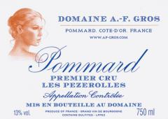 Apportés par la rivière irriguant la combe du village, les petits cailloux blancs qui jonchent ce clos ont donné leur nom à ce<i>climat</i>qui couvre 4,17 ha. Issu d'une belle parcelle de 89 ares, ce 2012 livre des senteurs intenses de violette. Souple à l'attaque, la bouche s'appuie sur des tanins denses et fermes qui appellent quelques années de cave.
