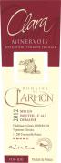 Carignan, grenache et syrah sont assemblés dans ce vin rouge rubis qui offre l'expression de son terroir d'altitude. Son nez complexe allie la garrigue, et ses senteurs capiteuses, aux fruits rouges charnus du verger. Souple et gourmand, le palais associe la fraîcheur à un boisé bien fondu, marqué de quelques grains de vanille et de touches de menthe poivrée. La finale chaleureuse traduit l'exposition au sud du vignoble.