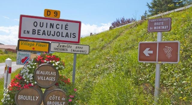 village-du-beaujolais-Fotolia.com.jpg Village de Quincié en Beaujolais