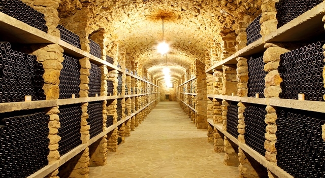 cave-a-vins-cellier-credits-neznamov1984-Fotolia.com.jpg Vieux cellier à vins ; cave à vins