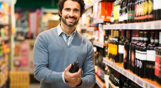 jeune-homme-choissant-vin-supermarche- credit Minerva Studio - Fotolia.com.jpg