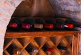 vieilles bouteilles gardées en cave sur étagères