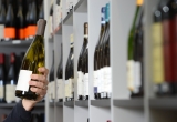 consultation étiquette du vin en rayon de supermarché
