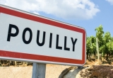 Panneau d'entrée du village de Pouilly, célèbre dans le monde viticole