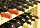 bouteilles de vin dans une armoire à vins